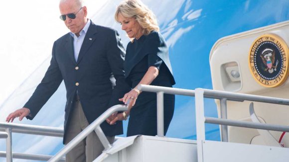 Evacúan al presidente de EU, Joe Biden, y a su esposa de su casa de playa