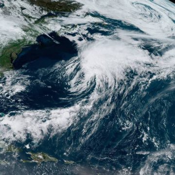 NASA lanza primer vuelo de satélites para monitorear huracanes