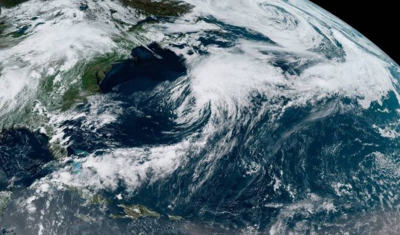 NASA lanza primer vuelo de satélites para monitorear huracanes
