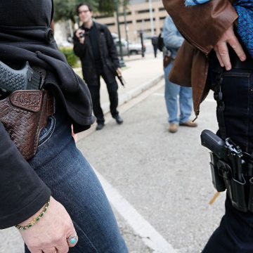 Corte Suprema anula ley que restringía portación de armas en lugares públicos en Estados Unidos