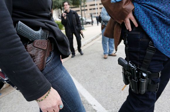 Corte Suprema anula ley que restringía portación de armas en lugares públicos en Estados Unidos