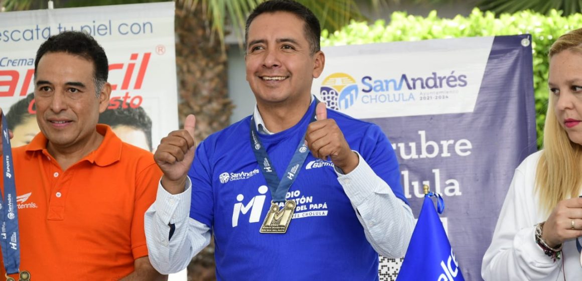 Presentan playera y medalla conmemorativas del Medio Maratón del Día del Papá