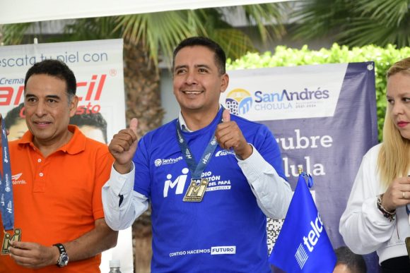 Presentan playera y medalla conmemorativas del Medio Maratón del Día del Papá