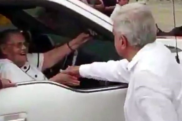 La mamá del Chapo merece todo el respeto; a quien no saludaría es a Calderón: AMLO