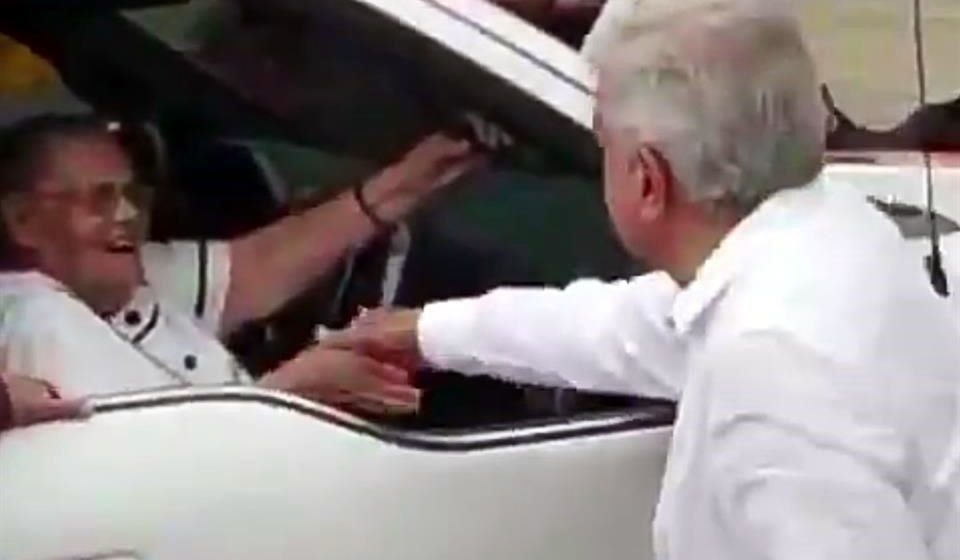 La mamá del Chapo merece todo el respeto; a quien no saludaría es a Calderón: AMLO