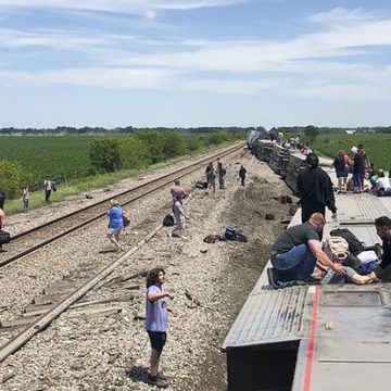 Tren con más de 200 pasajeros se descarrila en Missouri