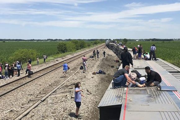 Tren con más de 200 pasajeros se descarrila en Missouri