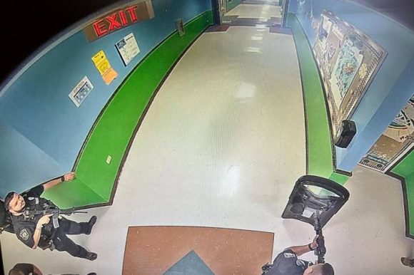 (VIDEO) Policías esperaron una hora en pasillo de primaria de Uvalde durante tiroteo