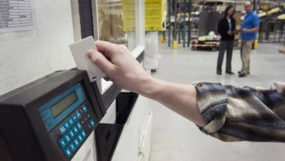 Empresa desata la polémica por castigar a sus empleados por cada minuto que llegan tarde