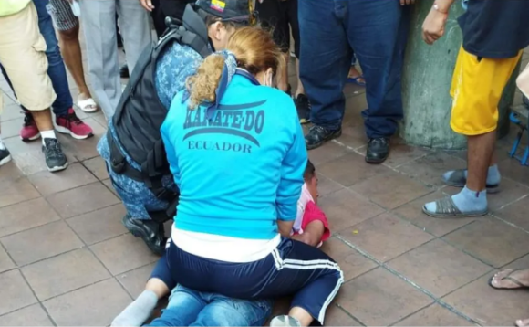 Campeona de artes marciales somete a hombre que golpeaba a mujer en la calle