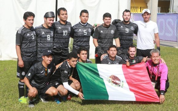 La Selección de Futbol para ciegos y débiles visuales se prepara para jugar en Puebla