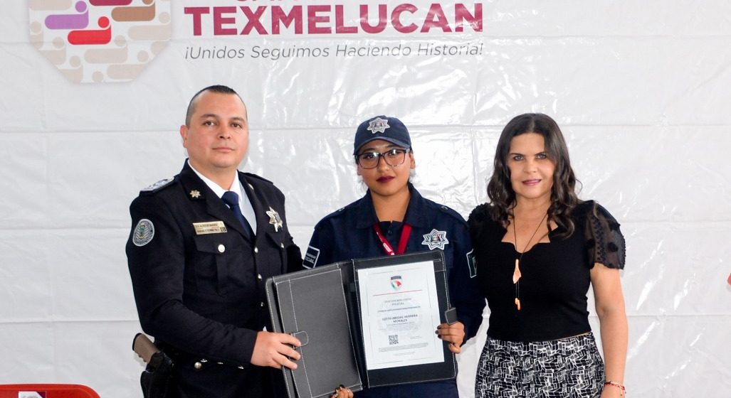 Norma Layón entrega certificado único policial a elementos municipales