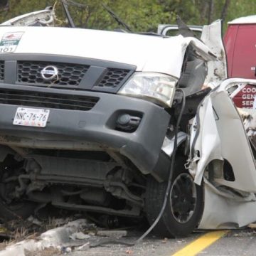 Camioneta vuelca en autopista México-Querétaro; hay al menos 12 muertos