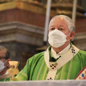 Dedica arzobispo de Puebla misa dominical para que regrese la paz al estado