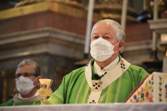 Dedica arzobispo de Puebla misa dominical para que regrese la paz al estado