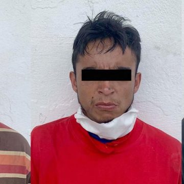 Policía Municipal de Puebla detiene a tres hombres por robo de alcantarillas