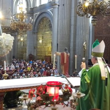 Felicita arzobispo de Puebla a padres de familia