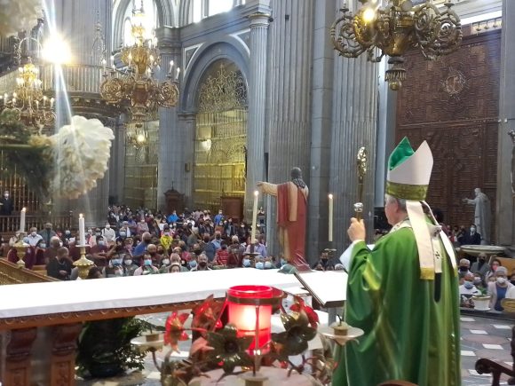 Felicita arzobispo de Puebla a padres de familia