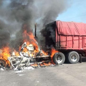 Realizan operativo en Nuevo San Juan Parangaricutiro; civiles queman vehículos