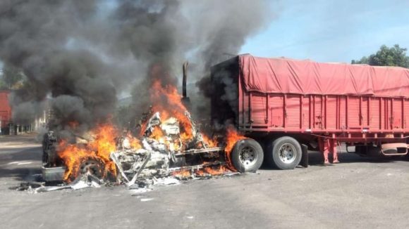 Realizan operativo en Nuevo San Juan Parangaricutiro; civiles queman vehículos