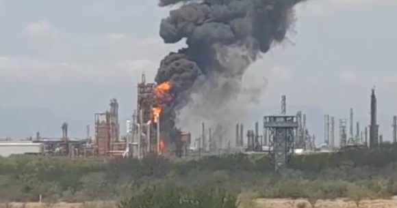 (VIDEO) Se registra incendio en refinería de Pemex en Cadereyta