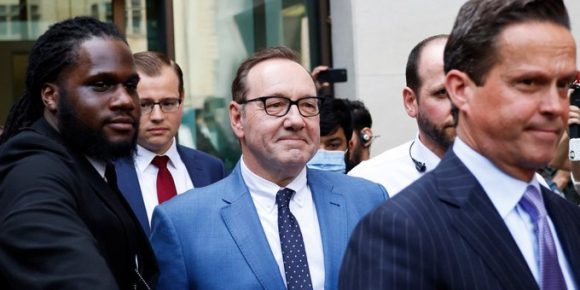 Kevin Spacey, acusado de agresión sexual, permanecerá en libertad