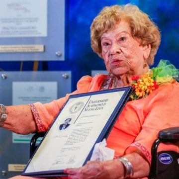 Mujer de 100 años se titula como abogada en NL