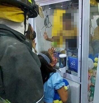 Niño queda atrapado dentro de máquina de peluches en CDMX