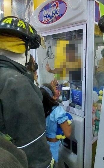Niño queda atrapado dentro de máquina de peluches en CDMX