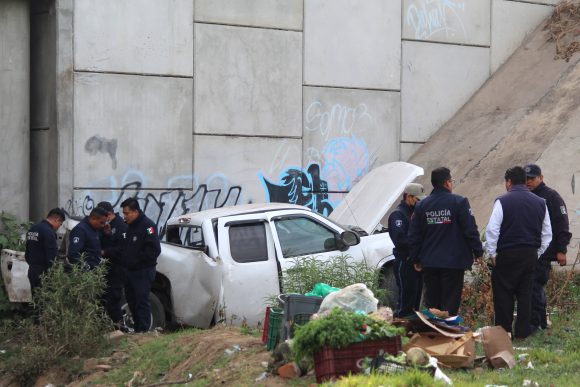 Un muerto y un herido deja volcadura en Periférico Ecológico