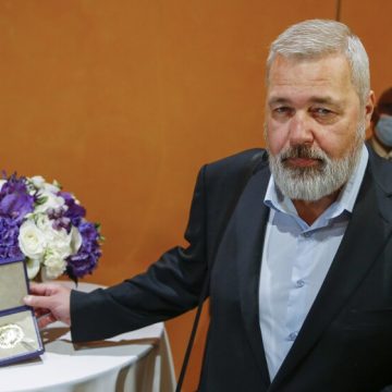 Periodista ruso vende su medalla de Nobel en 103.5 mdd; con esto ayudará a Ucrania