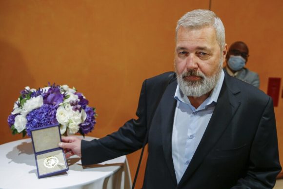 Periodista ruso vende su medalla de Nobel en 103.5 mdd; con esto ayudará a Ucrania