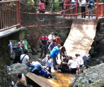 (VIDEO) Colapsa puente colgante en Cuernavaca