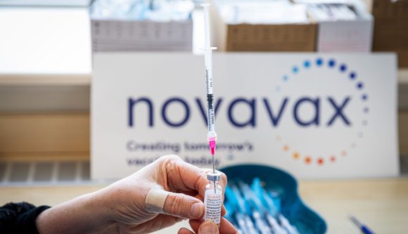 Autoriza FDA  vacuna Novavax contra COVID-19