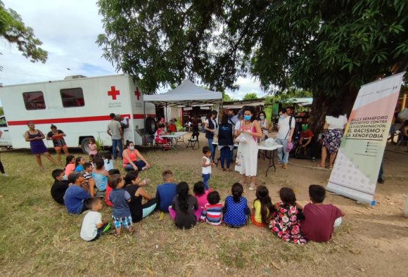 Arriban 60 migrantes al Polideportivo Xonaca