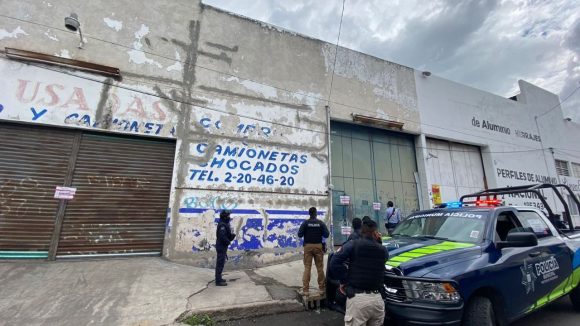 Normatividad, policía municipal y gestión de riesgos supervisan comercios en la zona de la 46 poniente