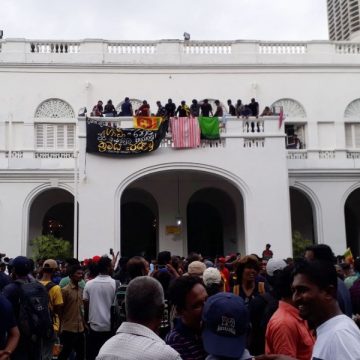 Presidente de Sri Lanka huye de su residencia ante asalto de manifestantes