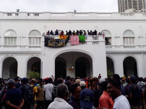 Presidente de Sri Lanka huye de su residencia ante asalto de manifestantes