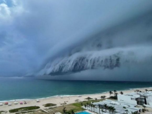 Nube ‘cinturón’ cubrió el cielo de playa Miramar en Tamaulipas