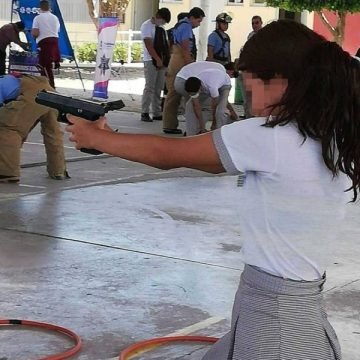 Alumnos en Guanajuato usan armas reales para recibir “orientación”