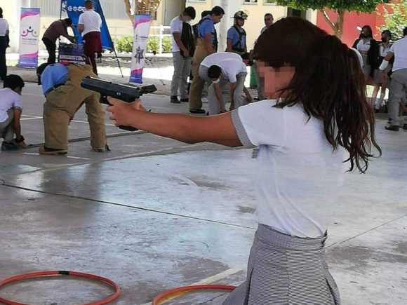 2788582 Alumnos en Guanajuato usan armas reales para recibir “orientación”