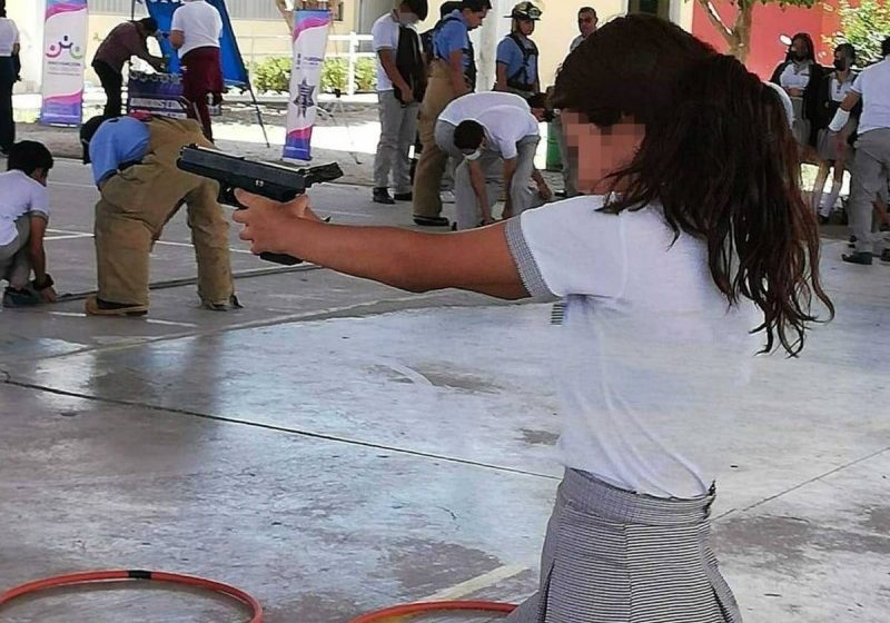 Alumnos en Guanajuato usan armas reales para recibir “orientación”