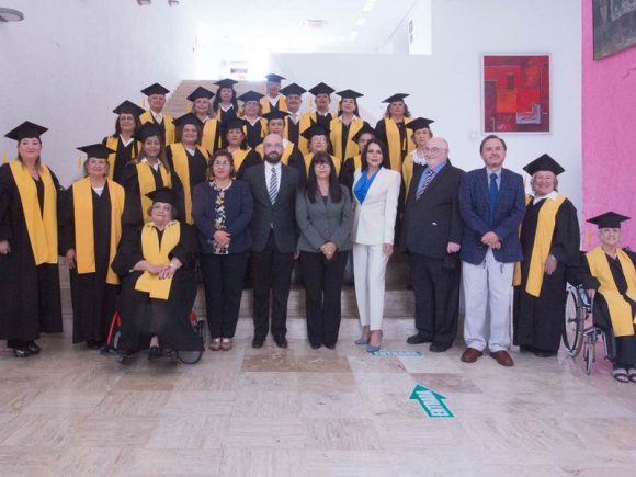 Se gradúan 23 abuelitos de la UANL