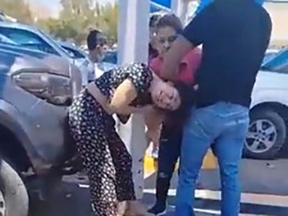 “Decías que no, y andas con mi marido”; mujer sorprende a su esposo con amante