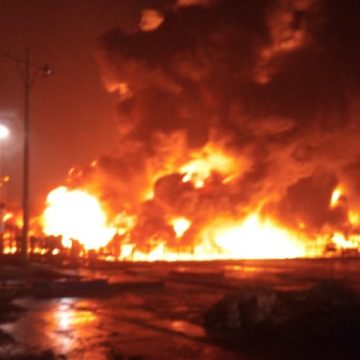 Cae rayo en refinería de Pemex y causa incendio; hay un muerto