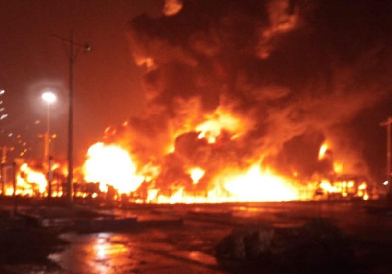 Cae rayo en refinería de Pemex y causa incendio; hay un muerto