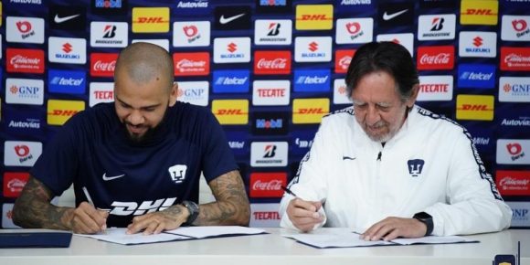 Dani Alves firma contrato con Pumas