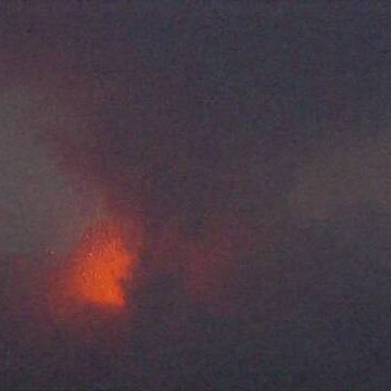 (VIDEO) Alerta máxima tras erupción del volcán Sakurajima en Japón