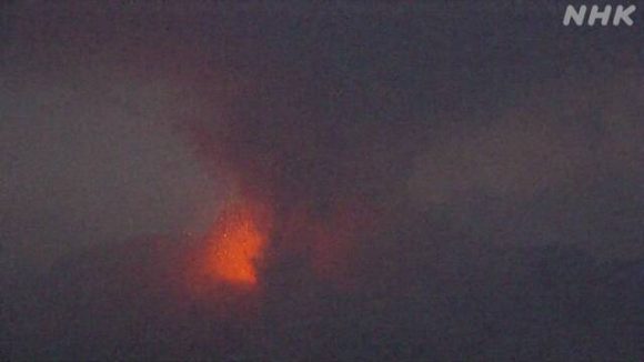 (VIDEO) Alerta máxima tras erupción del volcán Sakurajima en Japón
