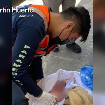 Nace bebé en calles del barrio de Analco